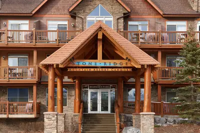 Stoneridge Mountain Resort exterior view with mountain backdrop